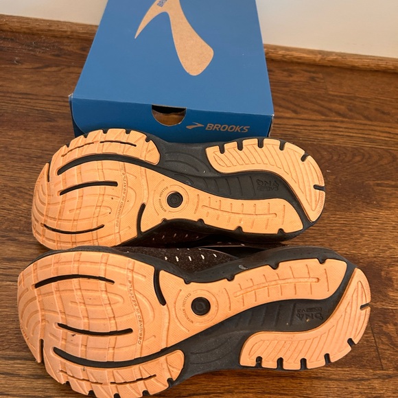 Brooks Black and White Athletic Shoes - Picture 4 of 6